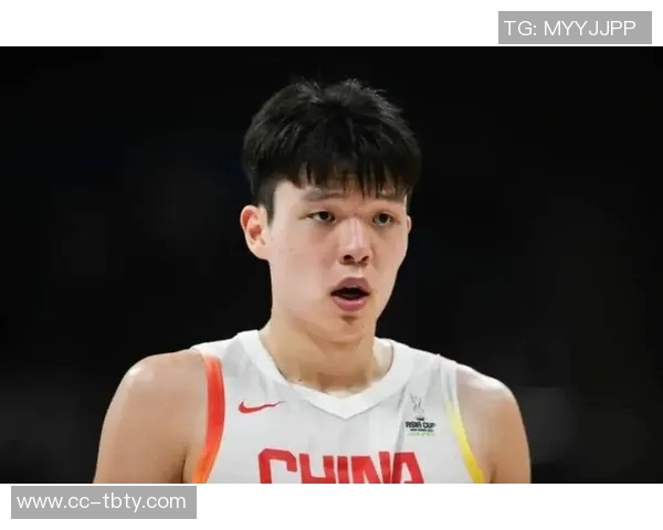 杨瀚森在防挡拆时沉退过多对抗明星后卫显得力不从心